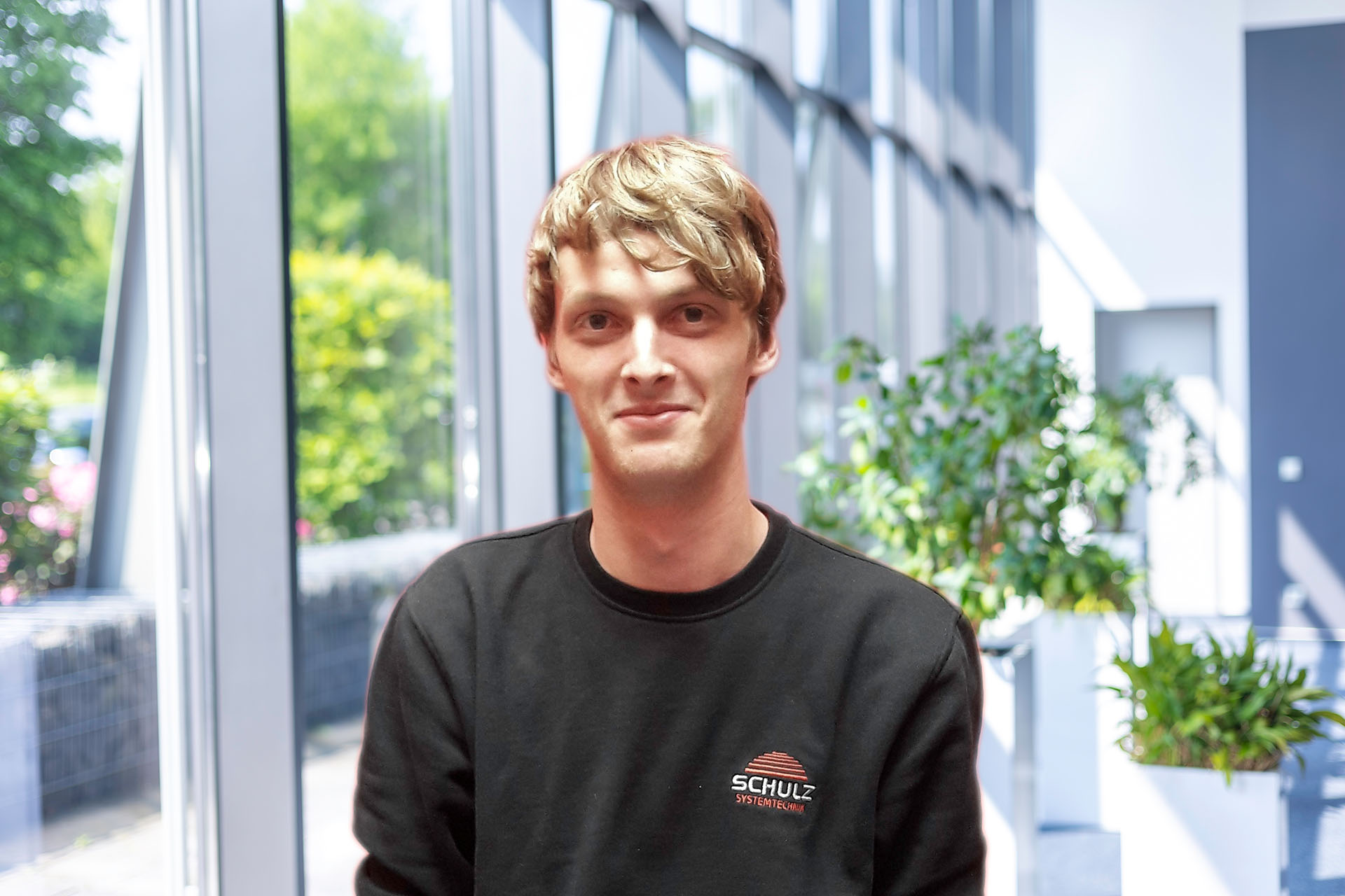 Raffael Berssen, Fachplaner Industrieautomation, in der Empfangshalle