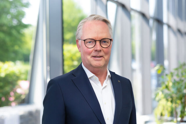 CFO Jürgen Deters in the reception area in front of a window front.