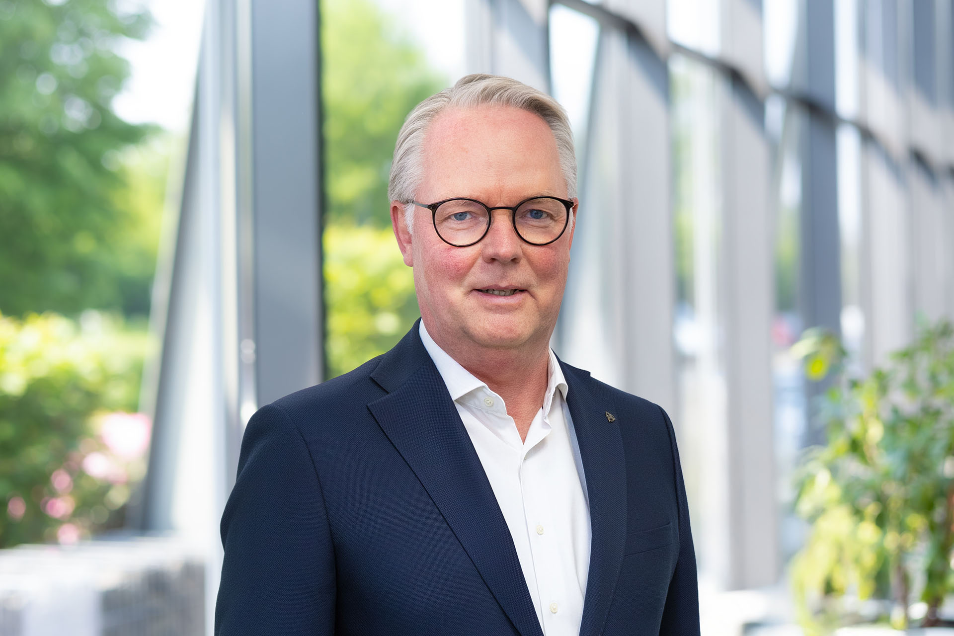 CFO Jürgen Deters in the reception area in front of a window front.